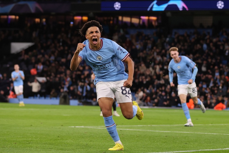 爱游戏数据中心-曼城接近与里科-刘易斯敲定续约协议 新合约将延续至2030年