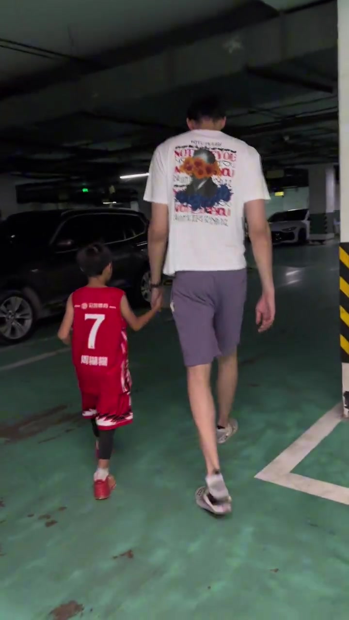 周琦家人社交媒体分享：首冠荣耀加身 防守硬核无惧对抗