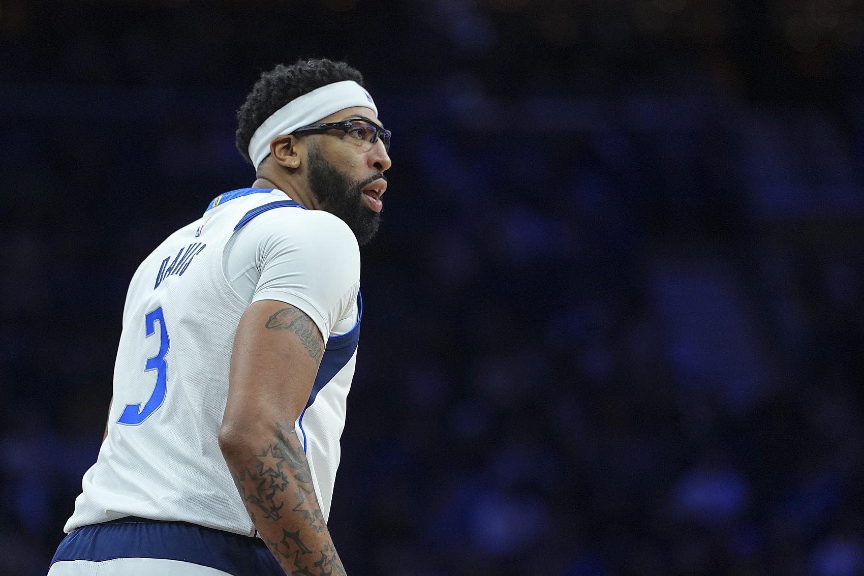 TA名记：老鹰&amp;猛龙&amp;雄鹿等大部分东部球队都想要浓眉 勇士也有意