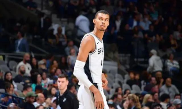 爱游戏用户社区-穿裆过人+空中背后传球！文班亚马肆意展现天赋